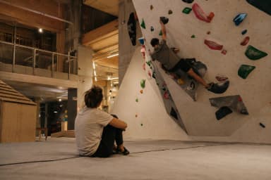 Kletternde Person an einer Boulderwand