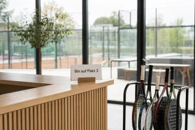 Leerer Empfang mit Schild „Bin auf Platz 3“