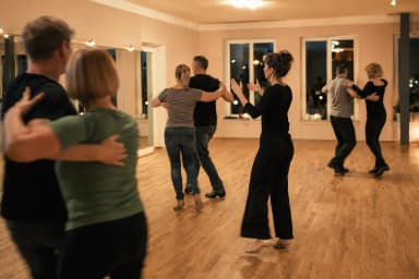 Paartanz-Kurs in einem Tanzsaal am Abend