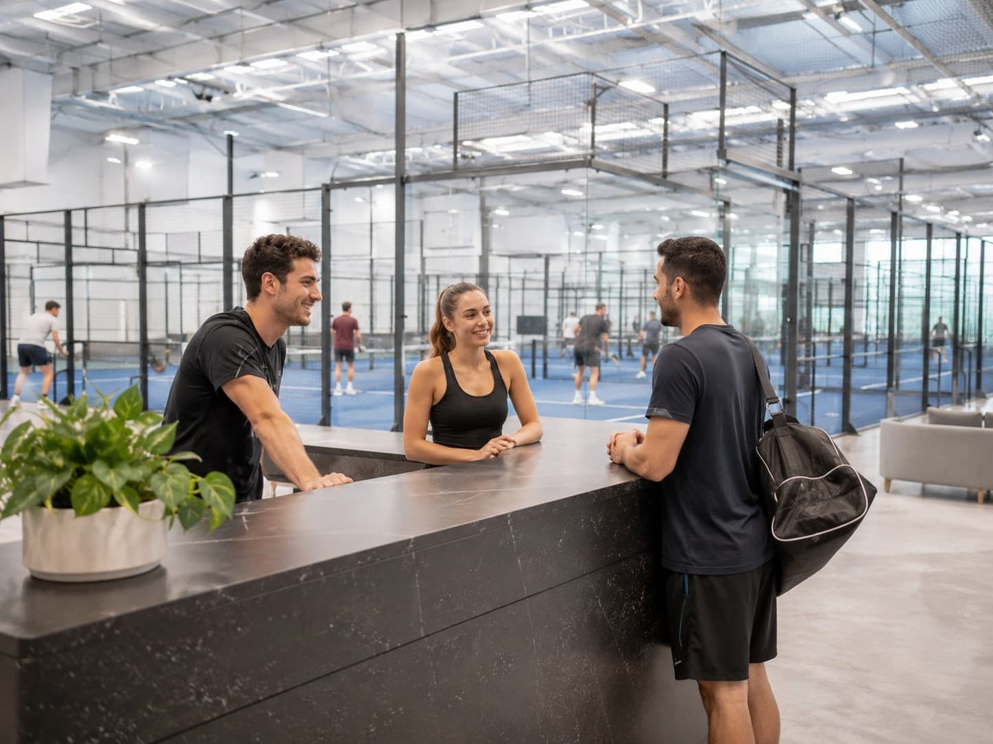 Empfangsbereich einer modernen Sportanlage mit Gästen